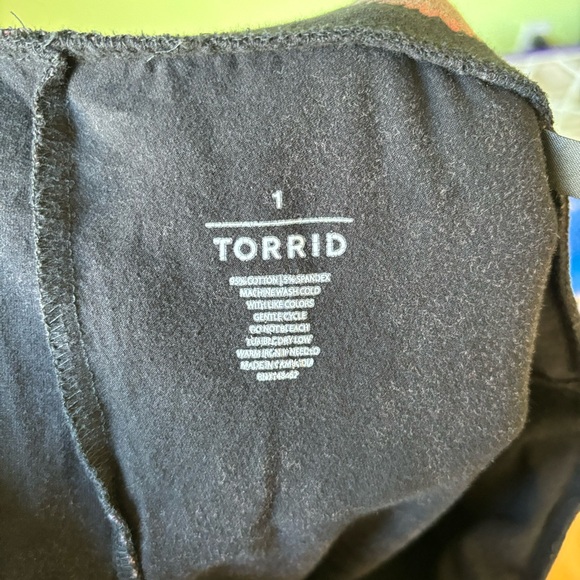 TORRID BLACK RED FLORAL POCKET LEGGINGS SIZE 1 XL - Picture 4 of 4